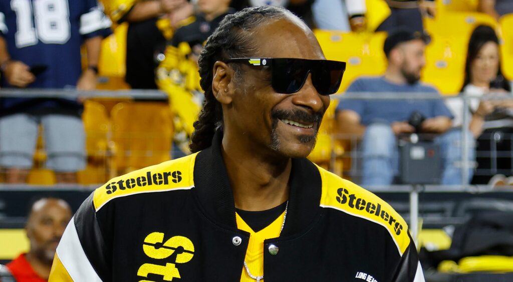 Snoop Dogg in Steelers gear