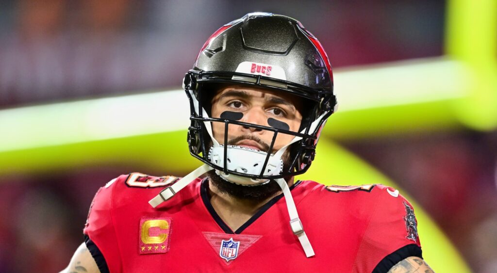 Mike Evans of Tampa Bay Buccaneers looking on.