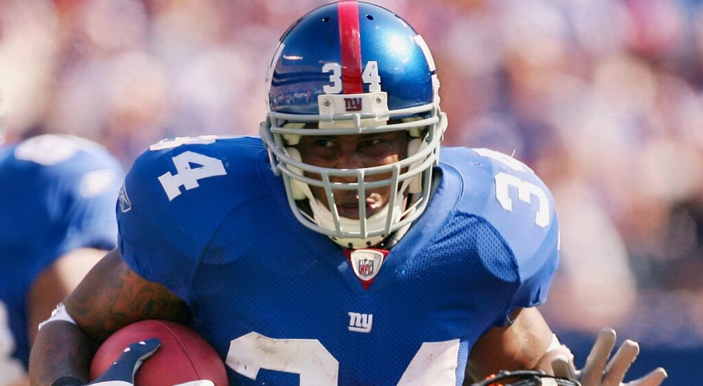 Derrick Ward in Giants uniform rushing the ball