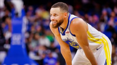 Fans voiced their frustration by chanting Stephen Curry's name to let Curry play in the final seconds of the Warriors game against the Clippers