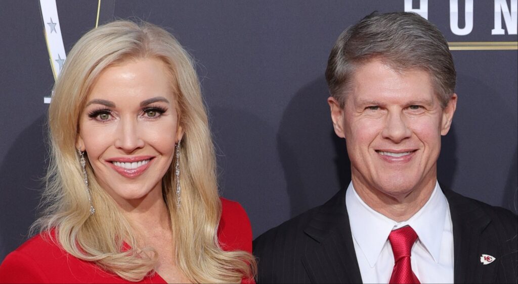 A glimpse into the life of Clark Hunt's wife Tavia Hunt.