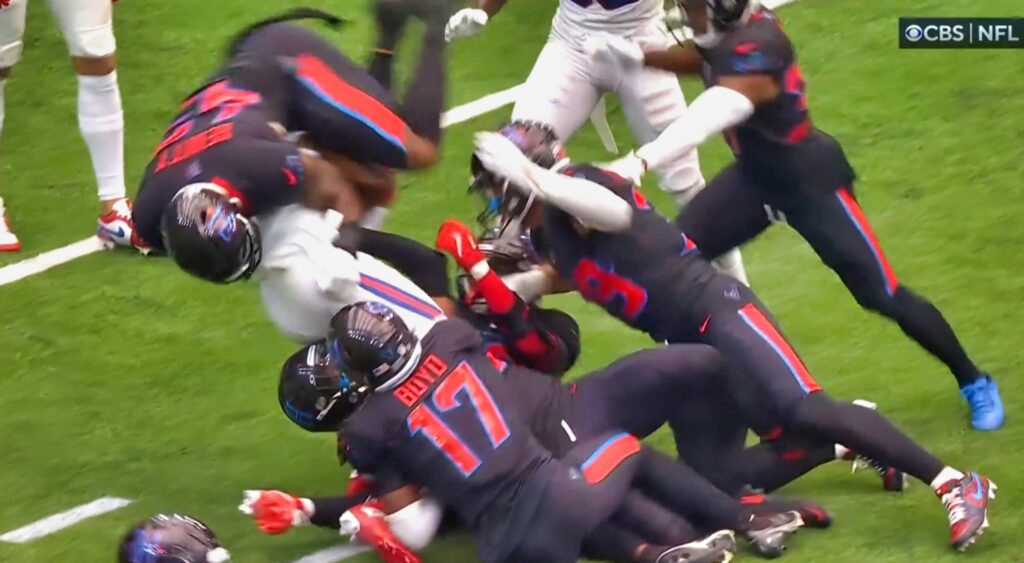 Texans' Neville Hewitt making a tackle on a Bills player.