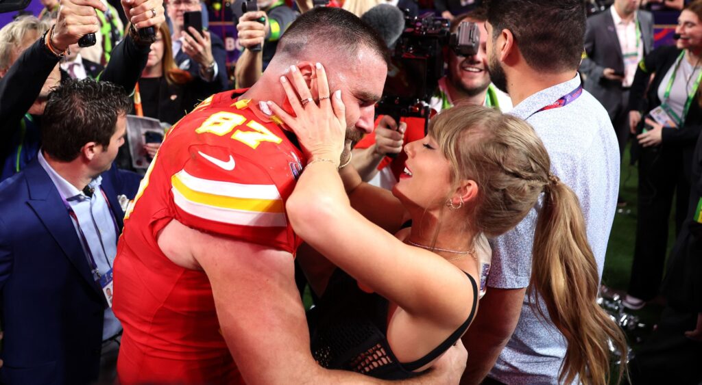 Travis Kelce and Taylor Swift celebrates victory together