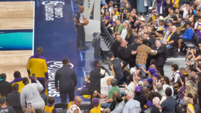 A fan refused to return the ball during the Lakers vs Suns game