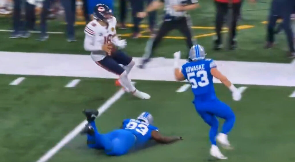 Caleb Williams running with football during Bears-Lions game