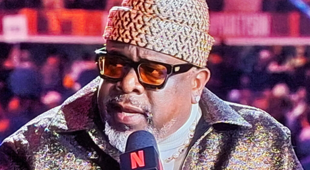 Cedric the Entertainer speakign into mic