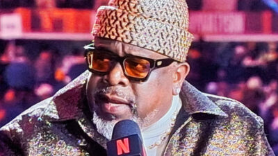 Cedric the Entertainer speakign into mic