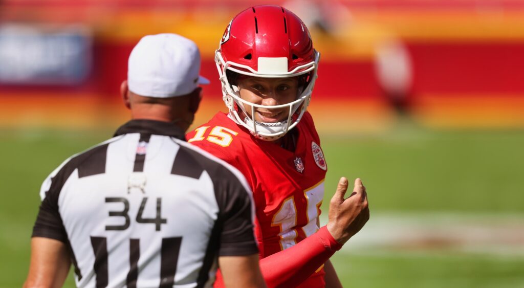 Patrick Mahomes talking to ref