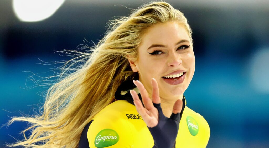 Jutta Leerdam waving after a skate.