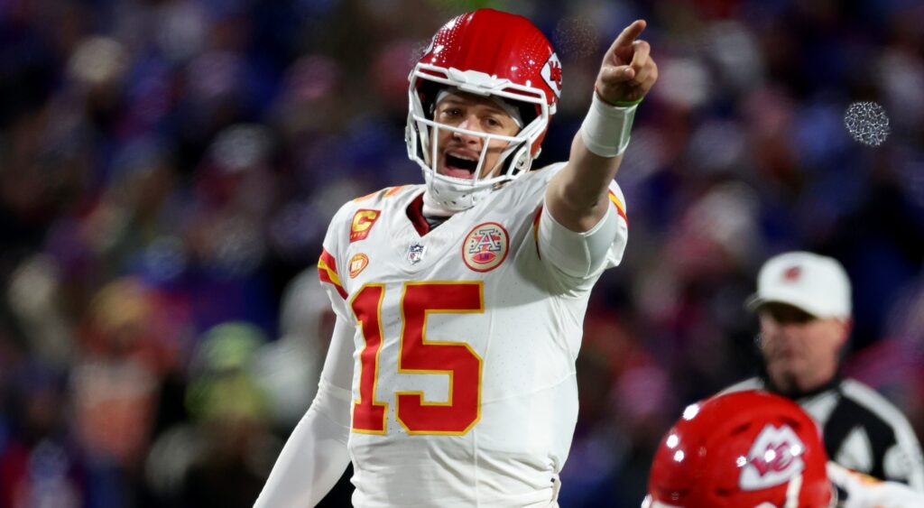 Patrick Mahomes pointing