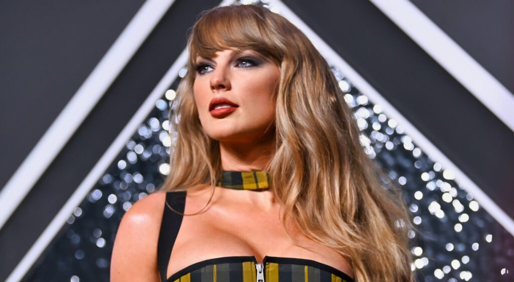 PHOTOS: Taylor Swift Had Everyone Going Crazy Over Her Insane Thigh Muscles While Showing Off Her Stunning Legs In 'Girls' Night Out' Outfit