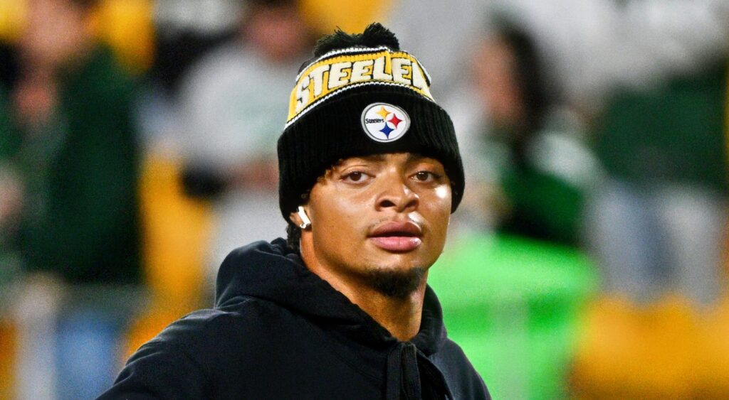 Justin Fields of Pittsburgh Steelers looking on.