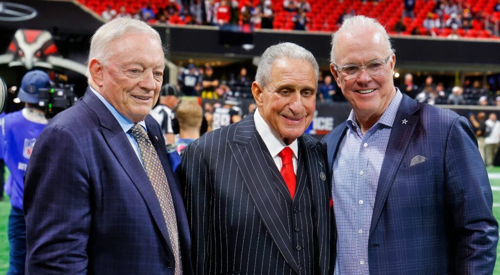 NFL owners Jerry Jones and Arthur Blank posing with Stephen Jones