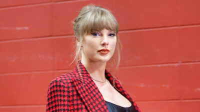 Taylor Swift in red and black oufit