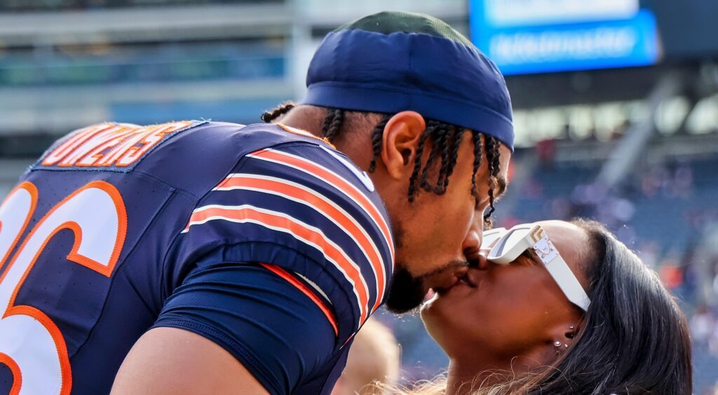 Simone Biles kisses Jonathan Owens