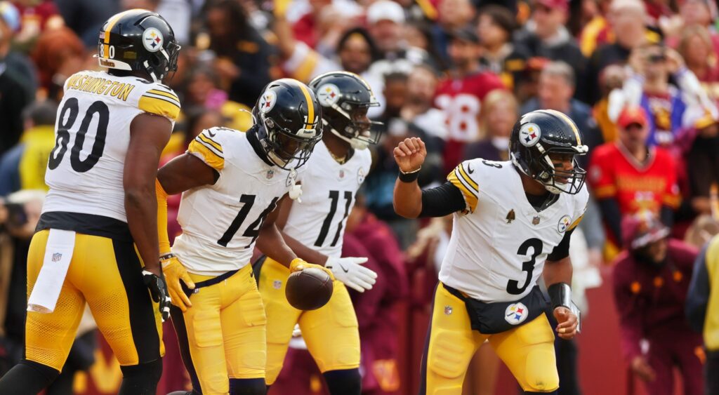 Pittsburgh Steelers celebrating a play.