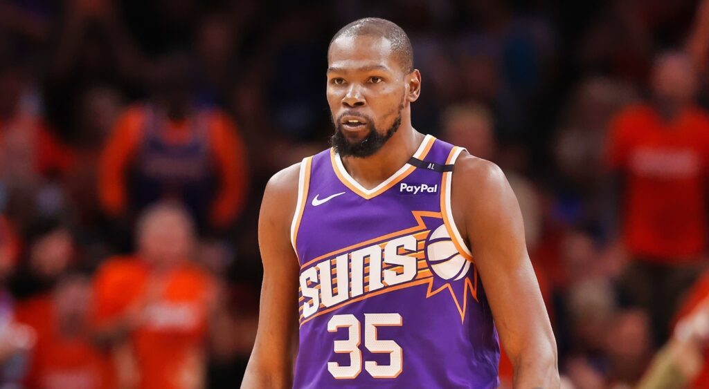 Kevin Durant of the Phoenix Suns reacts at a fan who criticized Suns superstar  