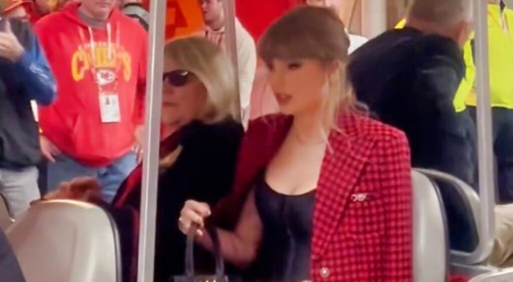 Taylor Swift in golf cart