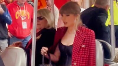 Taylor Swift in golf cart