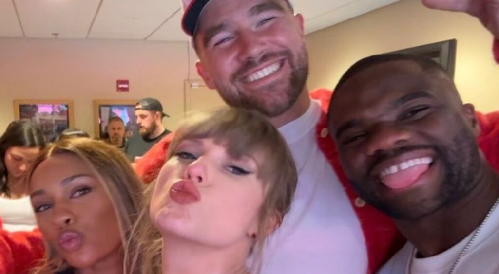 Ayan Broomfield, Taylor Swift, Travis Kelce & Francis Tiafoe taking a selfie.