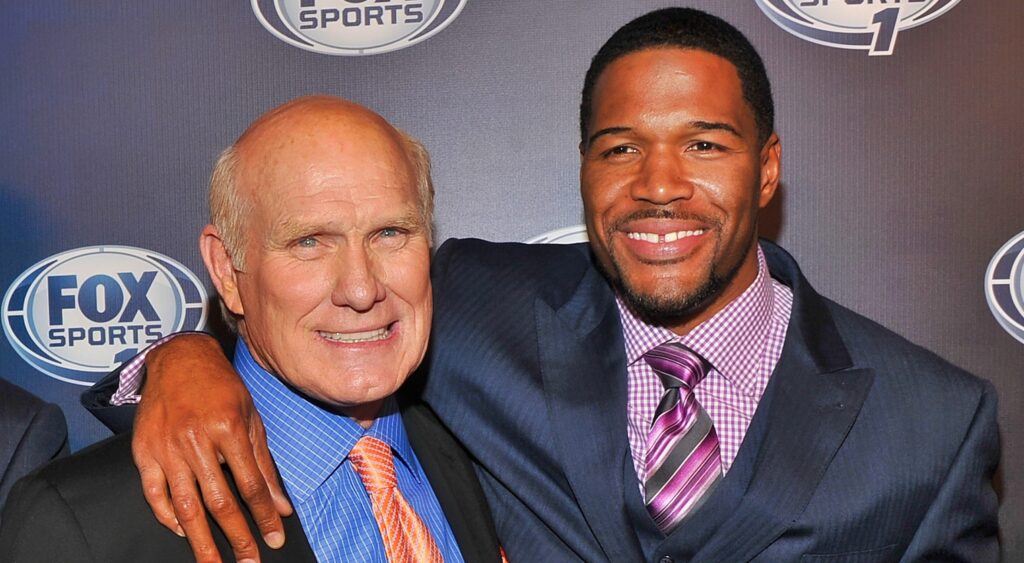 Terry Bradshaw and Michael Strahan posing together.