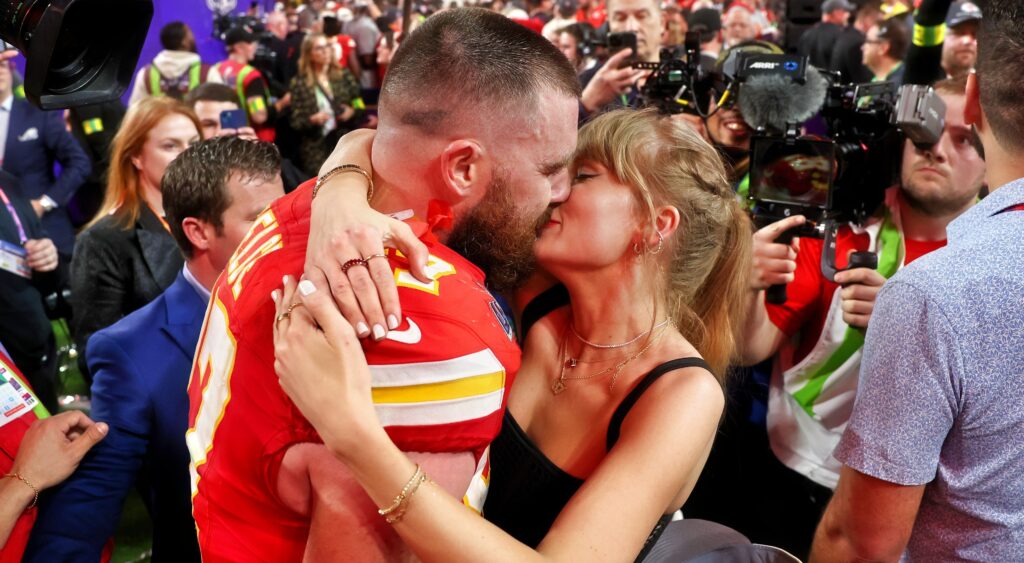 Travis Kelce and Taylor Swift kissing.