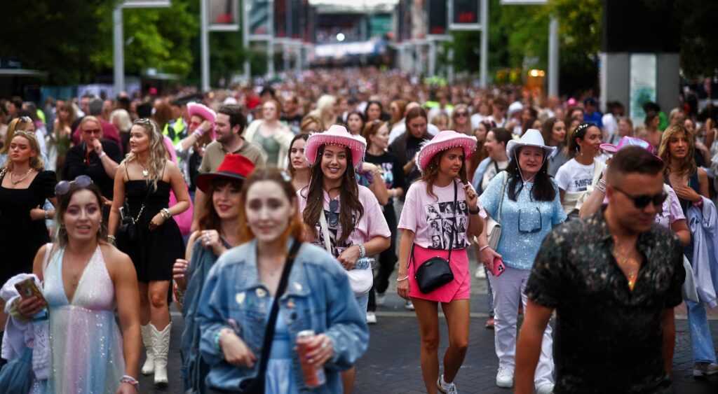 Fans of US mega-star Taylor Swift walking in the streets to see the singing girlfriend of Travis Kelce