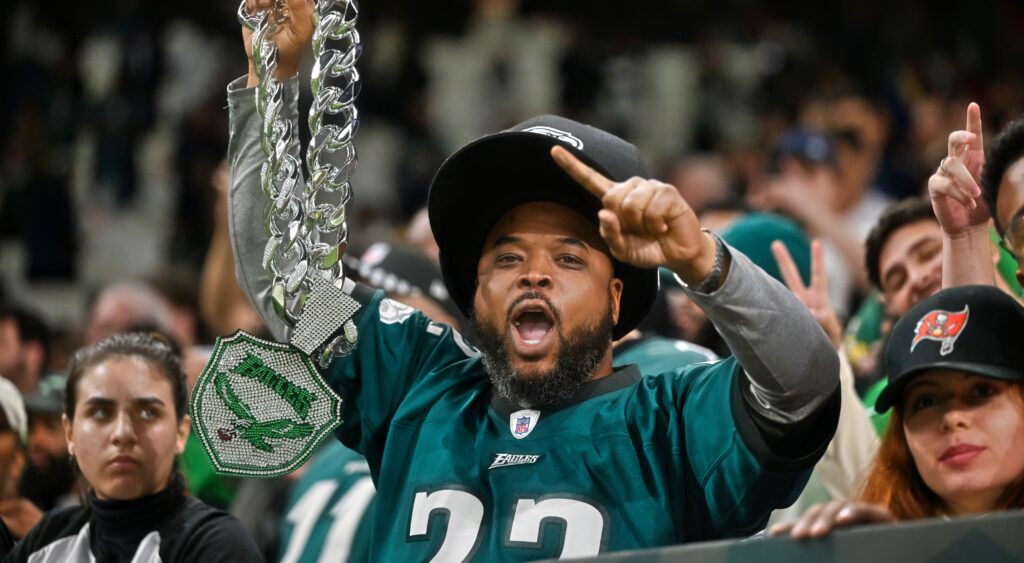 Philadelphia Eagles fan holding chain