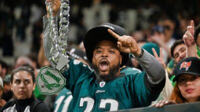 Philadelphia Eagles fan holding chain