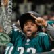 Philadelphia Eagles fan holding chain