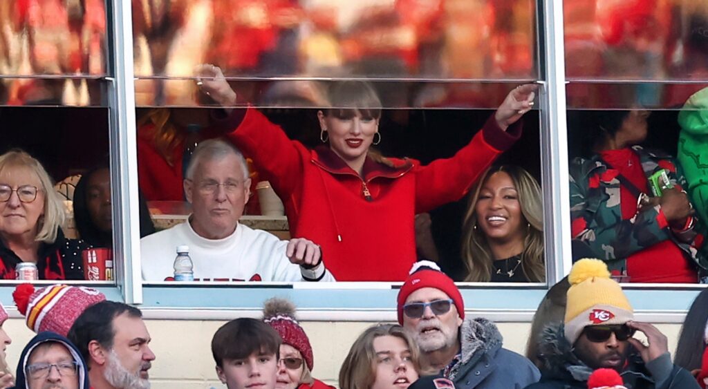 Taylor Swift watchiing Kansas City Chiefs game.