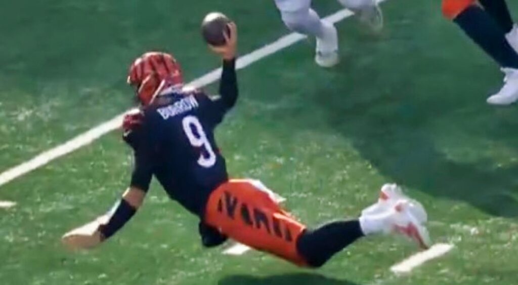 Joe Burrow throwing football