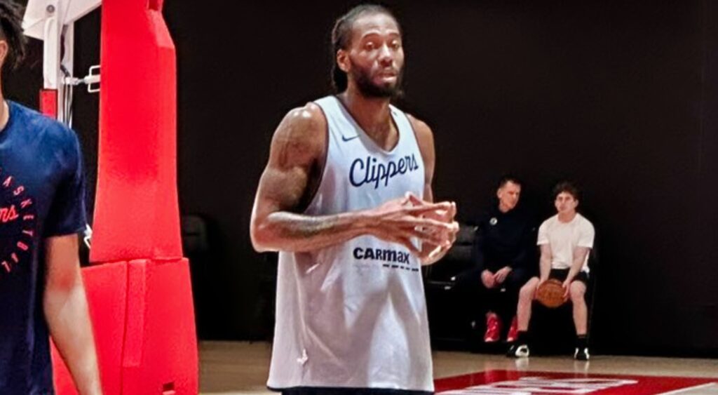 fans noticed a concerning issue with Kawhi Leonard's right knee