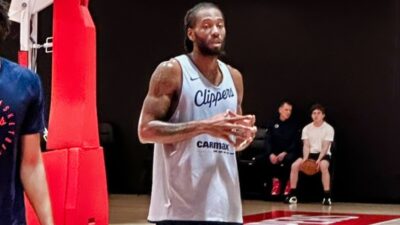 fans noticed a concerning issue with Kawhi Leonard's right knee