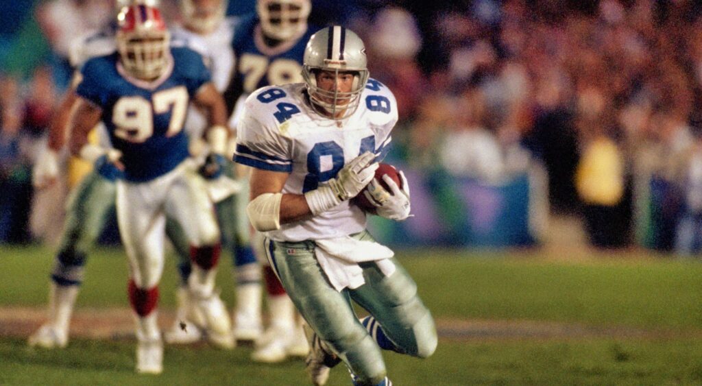 Tight end Jay Novacek of the Dallas Cowboys hustles for yards during Super Bowl XXVII against the Buffalo Bills