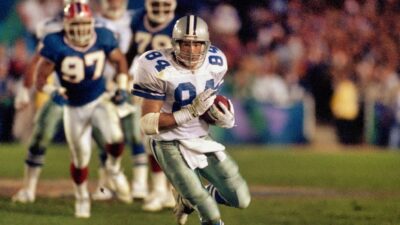 Tight end Jay Novacek of the Dallas Cowboys hustles for yards during Super Bowl XXVII against the Buffalo Bills