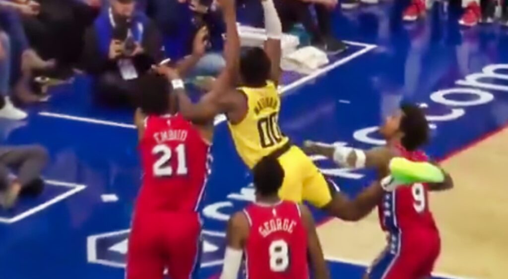 Bennedict Mathurin hit in the face of Joel Embiid