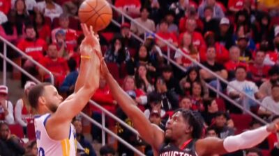 Aaron Holiday tapping Curry's during game-winning three pointer