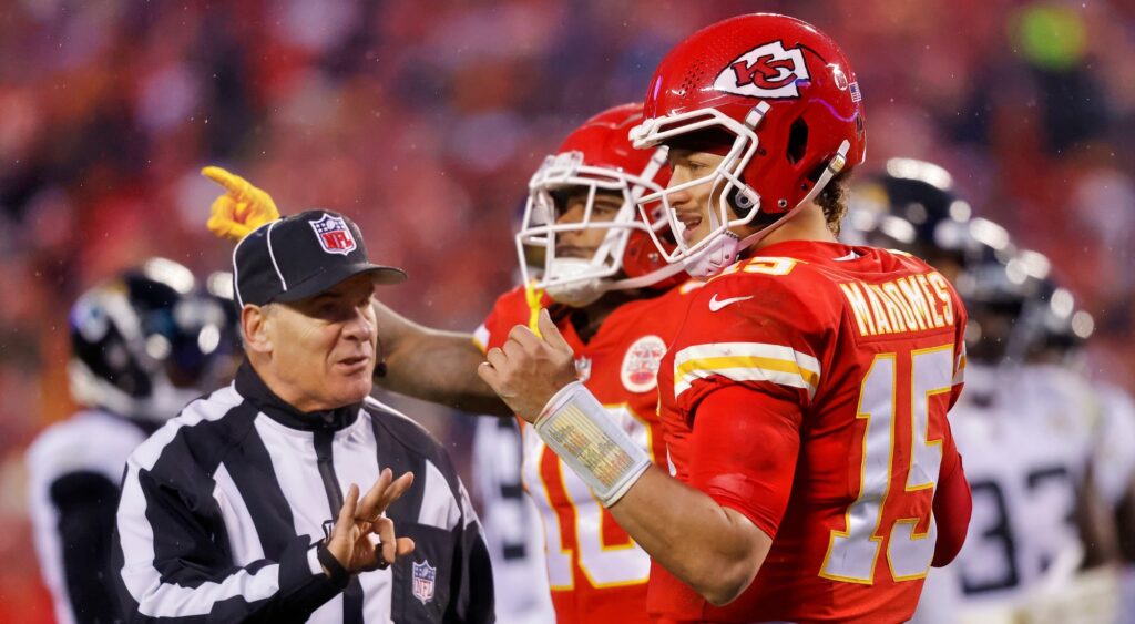 NFL ref talking to Patrick Mahomes.