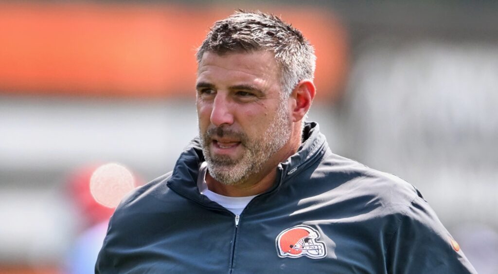 Mike Vrabel of Cleveland Browns looking on.