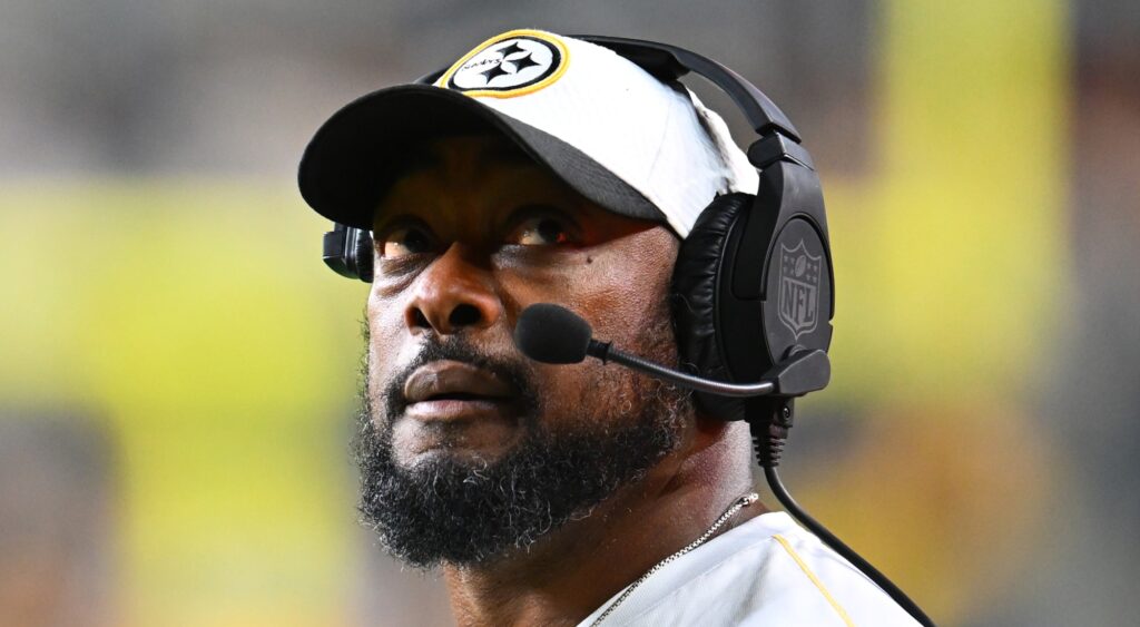 Mike Tomlin of Pittsburgh Steelers looking on.