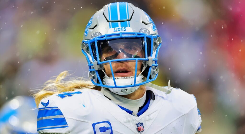 Alex Anzalone of Detroit Lions looking on.