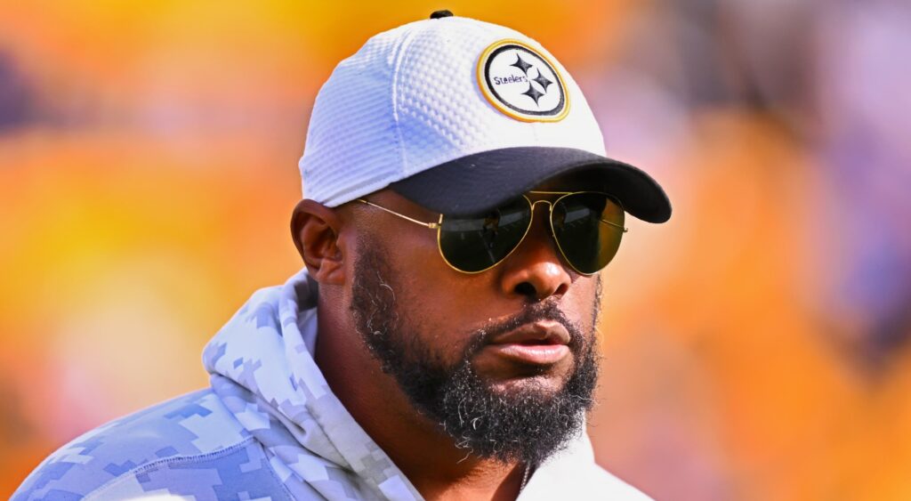 Mike Tomlin of Pittsburgh Steelers looking on.