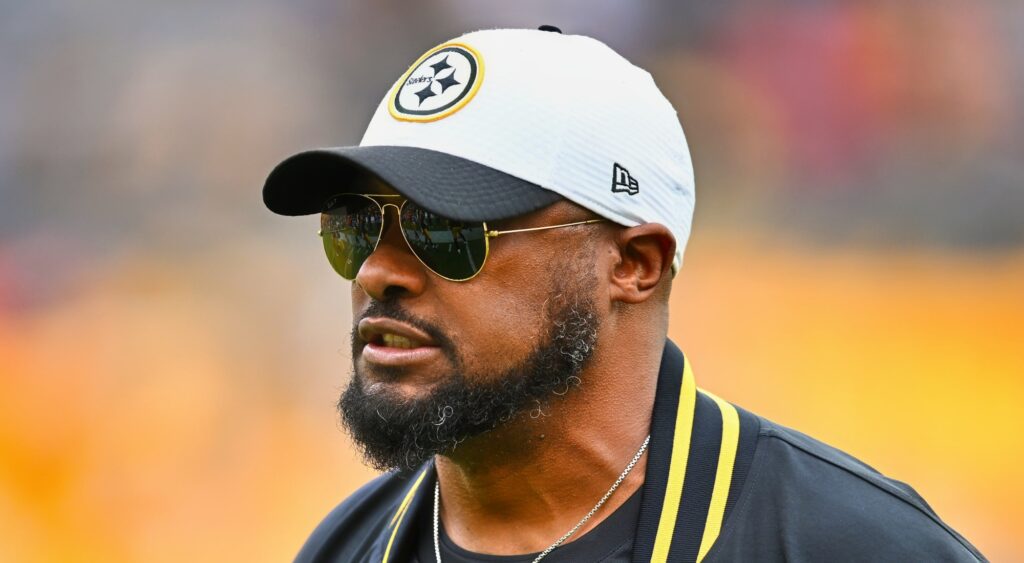 Mike Tomlin of Pittsburgh Steelers looking on.