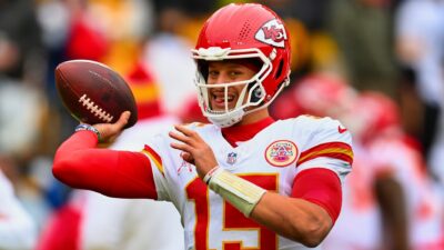 Patrick Mahomes throwing football