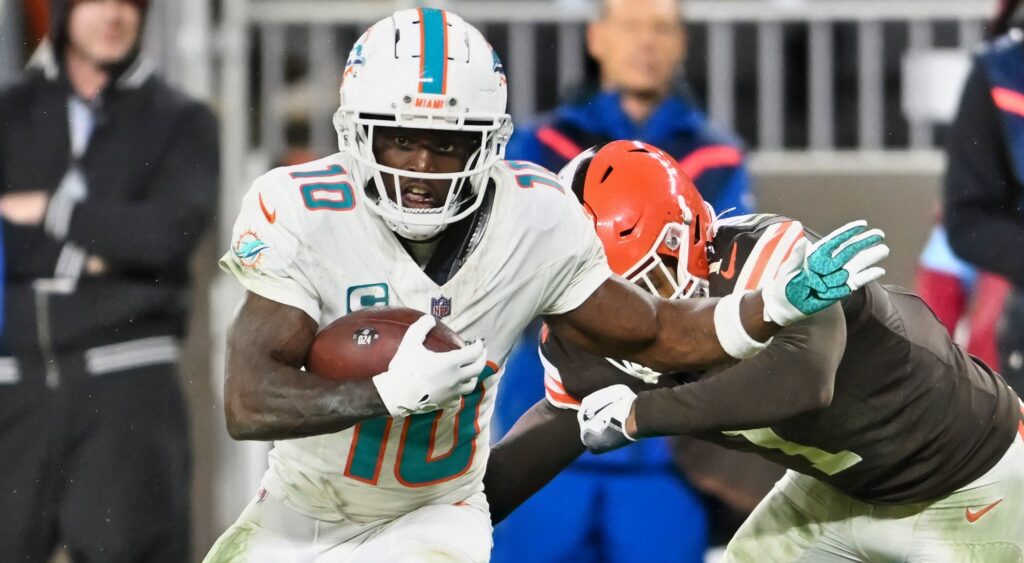 Tyreek Hill running with football