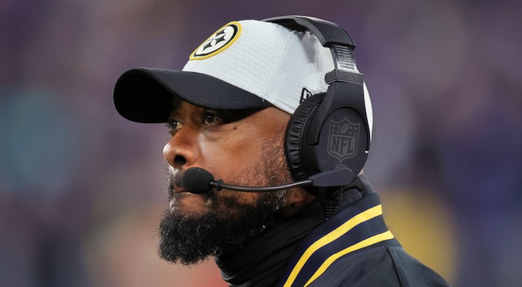 Mike Tomlin of Pittsburgh Steelers looking on.