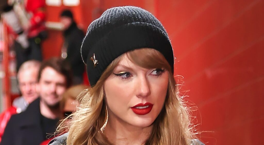 Taylor Swift in beanie