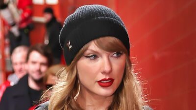 Taylor Swift in beanie