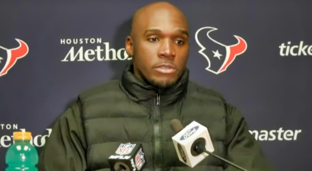 Houston Texans HC DeMeco Ryans speaking to refs